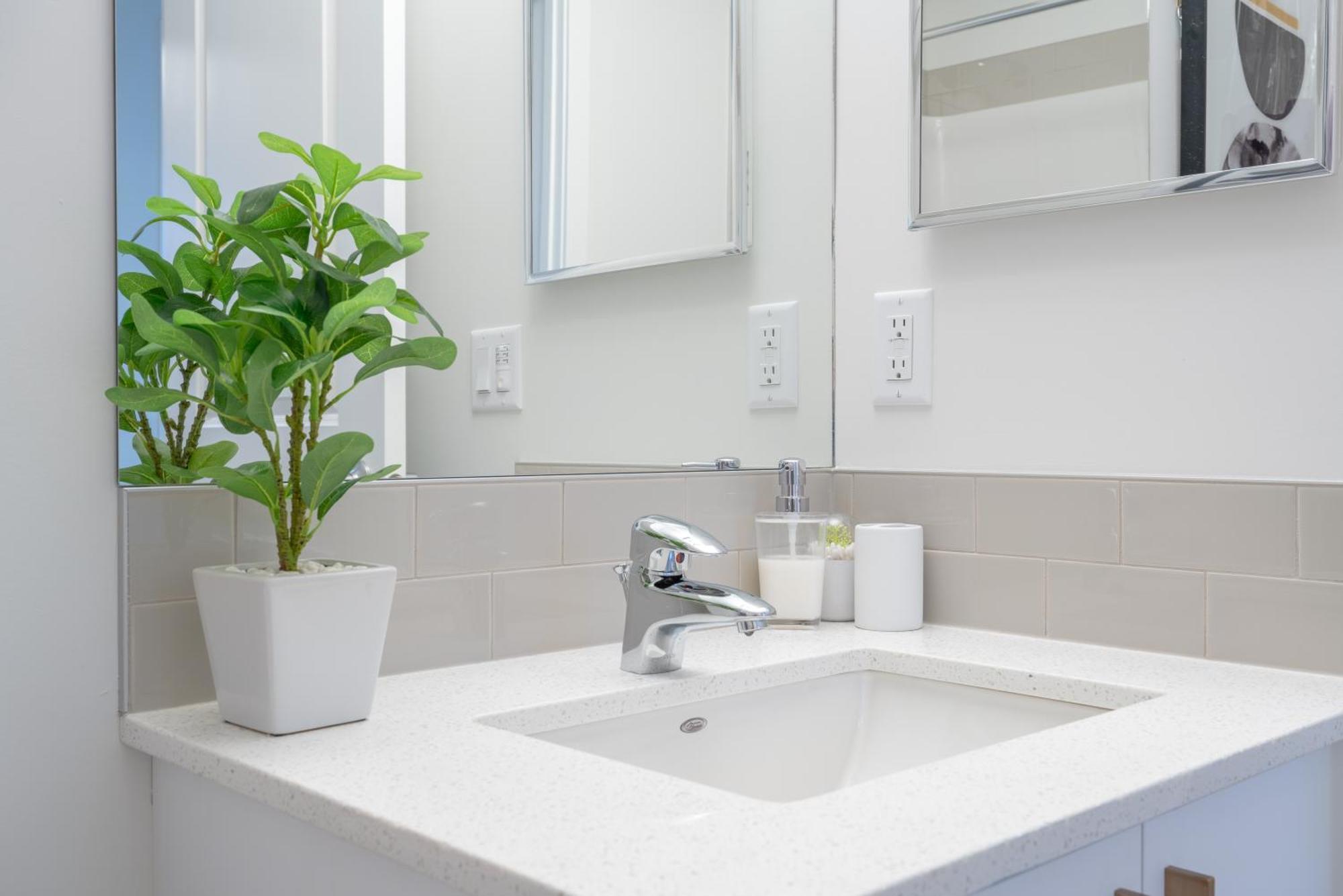 Stylish Getaway 2bd Basement By Ymca And South Health Campus Hospital Calgary