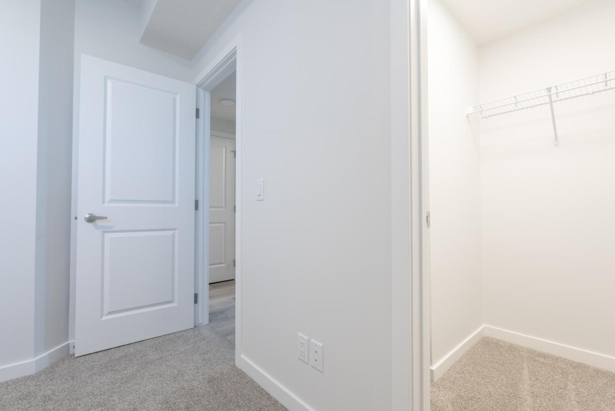 Stylish Getaway 2bd Basement By Ymca And South Health Campus Hospital *