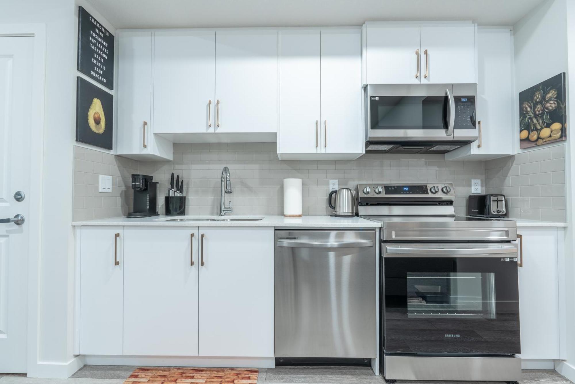 Stylish Getaway 2bd Basement By Ymca And South Health Campus Hospital *